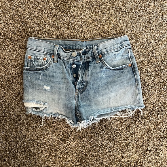 Levi’s Denim Shorts - Picture 1 of 3